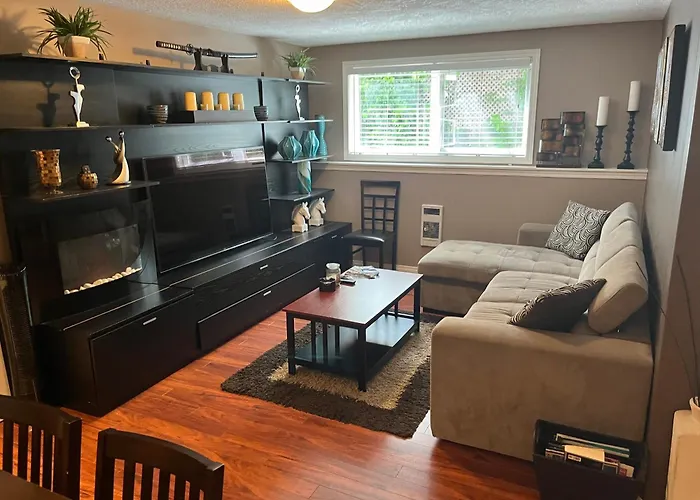 Cozy And Modern 3 Bedroom In Central Location!