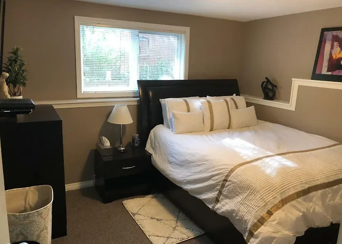 Cozy And Modern 3 Bedroom In Central Location!