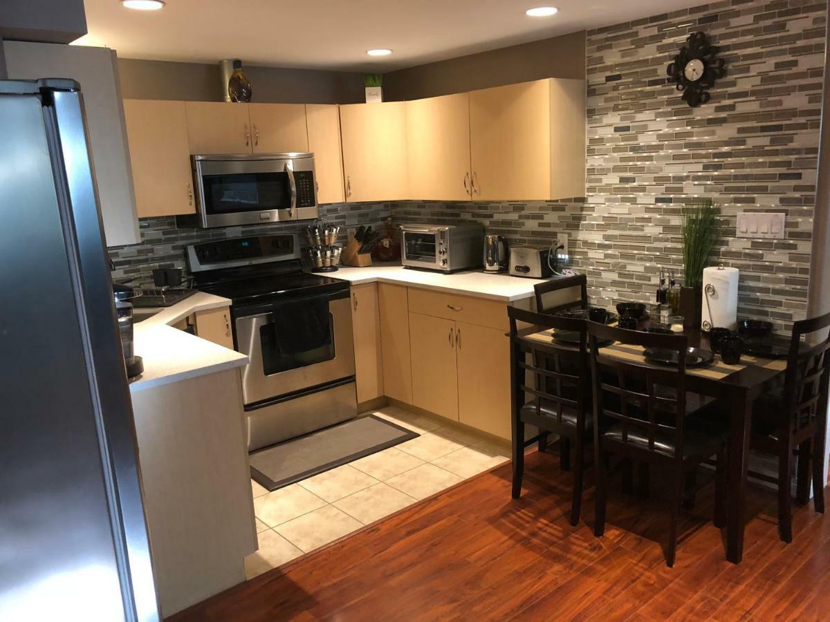 Cozy And Modern 3 Bedroom In Location! Holiday home Victoria